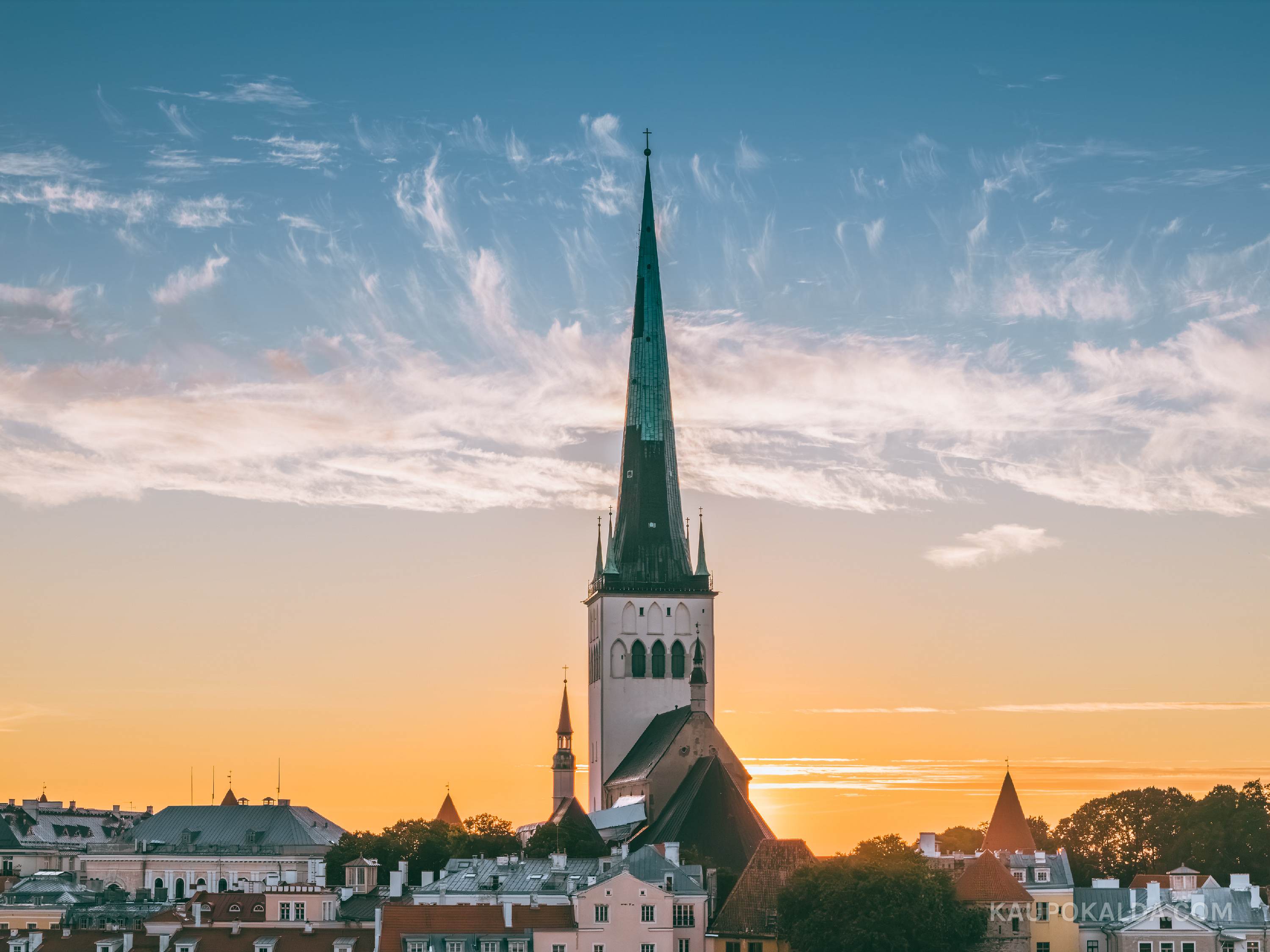 Oleviste kirik loojangus